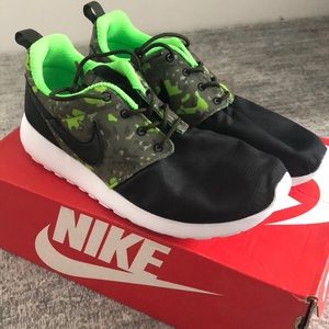 Nike boys roshe one print size 7Y